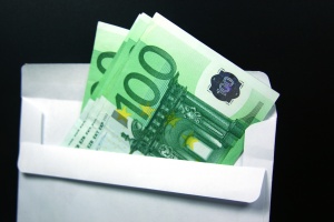 Pago en efectivo (moneda en efectivo). De euros en un sobre.